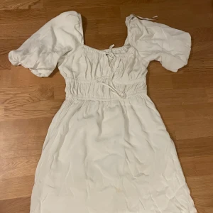 Vit kortklänning  - säljer min vita klänning från bikbok i fint skick. Den är i storlek xs men skulle säga att den passar en s och har väldigt stretchigt material💗