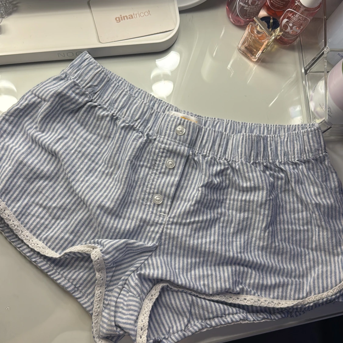 Blåvitrandiga shorts med spets från Gina Tricot