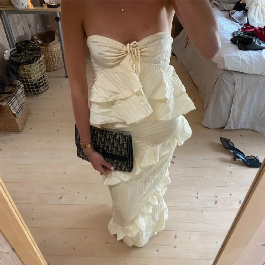 Champagnefärgad långklänning med volanger