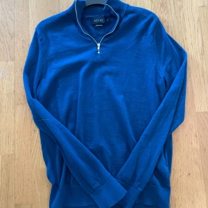Half zip - Säljer en fin halv zip från Riley i 100% merinoull. Den är i bra skick o väldigt go till sommaren. Den är i storlek M men sitter mer som en S