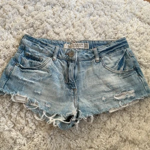 Snygga jeans shorts - lågmidjade ljusblåa jeansshorts, är i bra skick