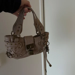 Väska - Säljer denna så fina chloe Paddington inspirerade väskan med fina gulddetaljer. Aldrig använd och kommer med ett långt band också🩷 nypris ca 500💕