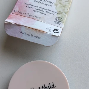 Estelle & Thild Silky Eyeshadow mineral ögonskugga  - En ekologisk ögonskugga från Estelle & Thild i en ljus beige nyans. Kommer i en rund dosa med ljusrosa lock. Innehåller naturliga mineraler, ekologiskt rispuder, sheasmör och vitamin E.Estelle & Thild – Bio Mineral Smink för Naturlig Skönhet  Blond matte färg  Upptäck kraften i naturen med vårt bio mineral smink. Berikat med ekologiska ingredienser och vårdande mineraler som låter din hud andas – för en naturlig, fräsch look varje dag.  Lätt att applicera. Skonsamt mot huden. Resultat du kan lit