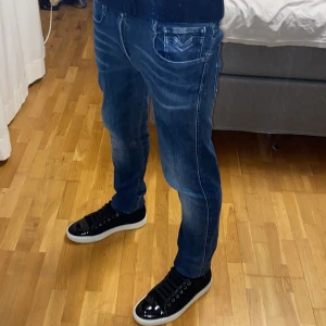 Replay anbass jeans - Tjena säljer dessa feta mörkblåa replay anbass jeans i storlek 29/32 i modellen slim fit. Skicket är 8/10, de har inga defekter eller skador. Jag på bilden är 176 och väger 62kg och de passar perfekt. Tveka inte att höra av dig om du har några frågor!
