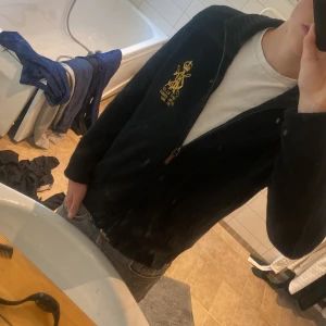 Svart stickad kofta från Polo Ralph Lauren - En skön stickad ful dip med ett najs rl märke. Den har sätt sina bästa dar fast funkar ändå perfekt för användning. Som du kan se på sista bilden har den gått upp lite på slutet av ärmarna fast de är inget som märks om man inte kollar väldigt noga