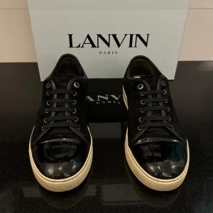Lanvin Skor - Snygga Lanvin-skor i svart! De är EU 42-43 UK 8. De är i ett bra skick inga skador eller defekter. 2600 (nypris: 5000 kr). Endast skor. Kan fraktas via Postnord / Instabox samma dag. Hör av dig vid frågor eller funderingar😊