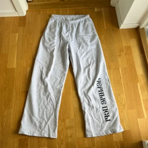 Yeezy byxor - Säljer dessa mjuksbyxorna från yeezy. Det är storlek ”1” vilket morsvarar small/medium. De är väldigt långa i storlek. Jag har använt de väldigt få gånger men tyvärr har de blivit smutsiga vid änderna, på insidan som ni ser i bilderna. Det är inget som syns och det är ljusare i verkligheten. Jag har tvättat de i maskin en gång men gick ej bort, möjligtvis går det bort i högre grad eller kemtvätt. De är beställda från officiella yeezy sidan.