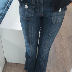 Blå bootcut jeans från H&M st.140💘 - Snygga blå jeans från H&M med bootcut-ben och låg midja. Jeansen har justerbar midja och fickor men knappar fram men inga fickor bak💕