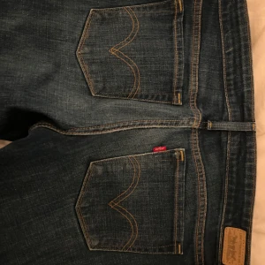 Levis mörkblå jeans LOW - Klassiska mörkblåa lowwaisted levis jeans. De är köpta för något år sedan på levis hemsida för ca 1.500 kr🌸 Säljer nu för 399 då de inte kommer till användning, priset går att diskutera. På mig som är 164 passar de perfekt lägndmässigt. Sitter som bootcut på mig då jag har hyfsat stora lår. Storleken är 12x30 men på mig som har xs/s och ibland M passar de bra. Inga defekter vad jag kan se💗