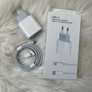 USB-C 20W Power Adapter med USB-C till Lightning-kabel - Säljer en vit USB-C 20W strömadapter tillsammans med en USB-C till Lightning-kabel. Säljer då jag fått en nu mobil med annat uttag. Kommer i originalförpackning. Skriv vid intresse!