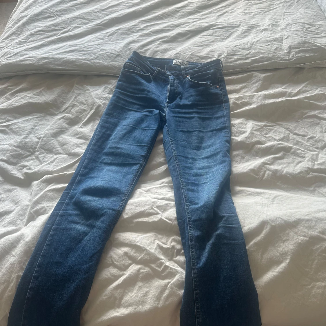 Blå bootcut jeans från ONLY