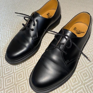 Dr. Martens skor - Säljer ett par Dr. Martens i storlek 42. Skorna är bara använda 1 gång, säljer dom eftersom dom är för små för mig! Skriv om du har några funderingar!