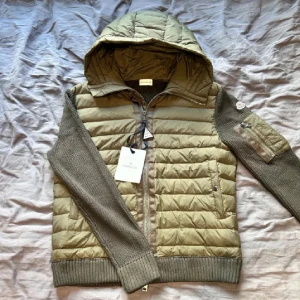 Moncler cardigan - Säljer en helt ny cardigan med tags. Jacken är vådligt snygg för både vintern och våren så passa på 