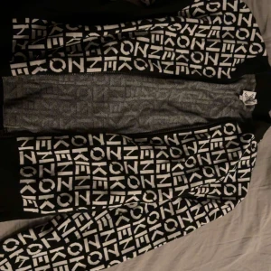 Svartvit bomberjacka från Kenzo - Säljer en svartvit bomberjacka från Kenzo med grafiskt mönster och dragkedja framtill. Jackan har långa ärmar och ribbade muddar vid ärmslut och midja. Perfekt för dig som vill sticka ut med en unik stil. Priset kan diskuteras, ny pris 3500