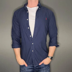 Ralph lauren skjorta - Hej säljer nu min fina Ralph lauren skjorta i storlek M. Den är i nyskick och kommer vara otroligt snygg nu i vår och framåt sommaren. Nypris cirka 1600kr! Vi kommer att sälja liknande produkter nu i vår och närmare sommar så glöm inte följa profilen!🌊🍾