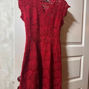Klänning  - Röd spetsklänning från Claudie Pierlot, super snygg ❣️ köpt i Paris, storlek 36❤️ Fint skick, köptes för 2000