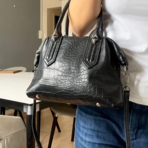 Zara väska - Svart väska från Zara!💗Kan även användas som axelremsväska