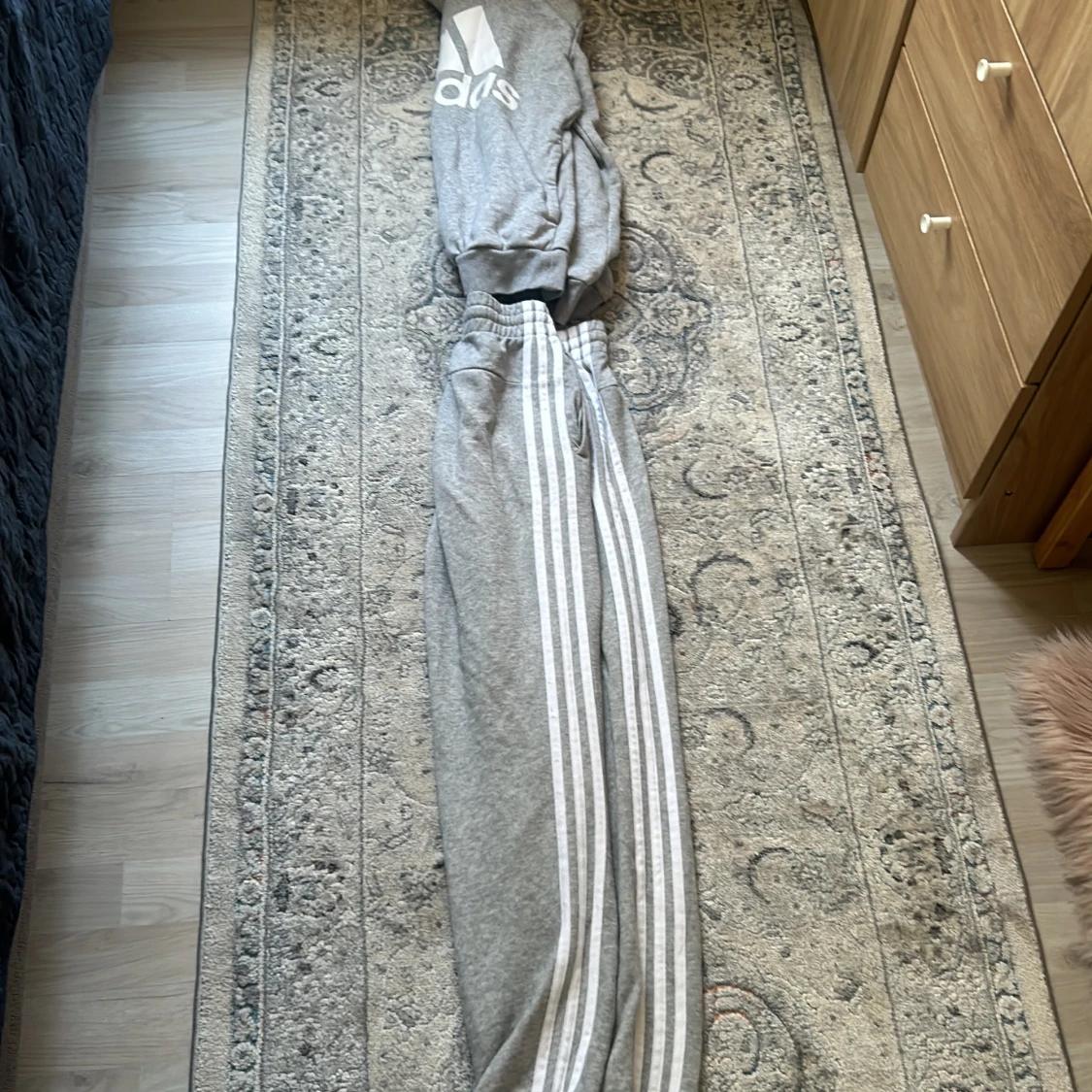 Grå hoodie från Adidas och byxor - 2