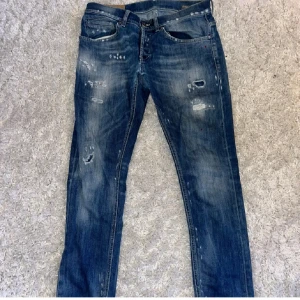 Dondup jeans George  - Säljer dessa Jeans från dondup i stl 31. Jeansen är i en unik färg med slitningar och lite färgsplatter fram. Jeansen har skinny fit men sitter inte så tajt. Säljes pga ingen användning längre. Pris kan diskuteras vid snabb affär. Nypris ca 3000