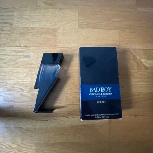 Bad Boy Eau de Toilette från Carolina Herrera( 40ml) byter också - Kolla profilen för med perfymer! Bad Boy Eau de Toilette från Carolina Herrera. Flaskan har en unik blixtform i svart och blått, och kommer med originalkartong. En modern och maskulin doft som sticker ut i samlingen.