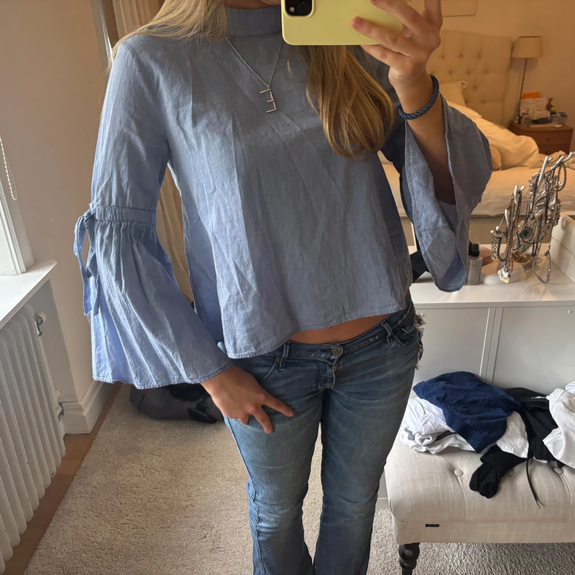 Ljusblå blus med vida ärmar - 1