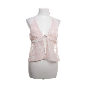 Supersöt topp!! - Köpt second hand där det stod att storleken var XS, men jag skulle säga att den är runt M. Den är i fint skick! Säljer den för att den var för stor. Skriv privat för fler bilder eller för att diskutera pris!🌙