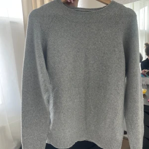 Grå stickad tröja - Säljer en grå stickad tröja från Vero Moda. Tror den är helt oanvänd. Ser helt ny ut. Jätteskönt material🥰    Ny pris - 300 kr