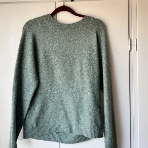 Grön stickad tröja - Mysig grön stickad tröja med och långa ärmar. Tröjan har en enkel design. Perfekt för kyliga dagar. Otroligt skön! Men har inte kommit till användning 