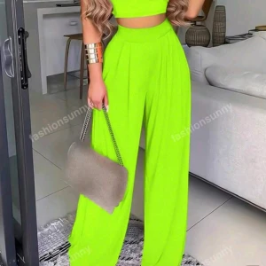 Neonbyxor - Supersnygga vida byxor i neongult. Eller vissa kanske kallar det för neongrönt. Har fickor vilket är ett stort plus. Står stl XXL men jag som är en stl XL tycker att dom sitter perfekt. Så snygga men har aldrig använt dom då dom egentligen inte är min stil. Så dom söker därför ett nytt hem där dom faktiskt får den uppmärksamhet dom förtjänar!