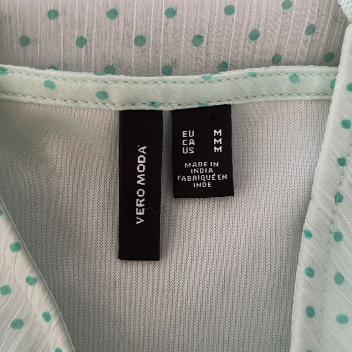 Ljusgrön prickig linnetopp från Vero Moda - 1