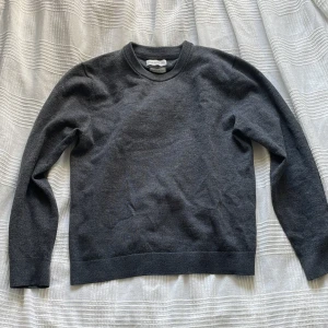 Merinoullströja från These Glory Days - Säljer en stilren mörkgrå tröja från These Glory Days i Superior Merino. Tröjan har rund halsringning och långa ärmar. Perfekt för dig som gillar klassisk och enkel stil. Materialet är mjukt och skönt mot huden. Storlek S! Perfekt tills sommaren ☀️ Säljer då den är lite liten på mig nu 👍 