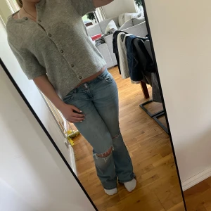 Grå kofta från Gina Tricot - Säljer min kofta från Gina Tricot då den inte kommer till användning och är för stor. Den har korta ärmar och knappar framtill. Jätte bra skick och aldrig använd! 