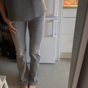 Grå bootcut jeans X-Tall - Snygga grå jeans med bootcut passform. Extra långa ben. Passar S/M.