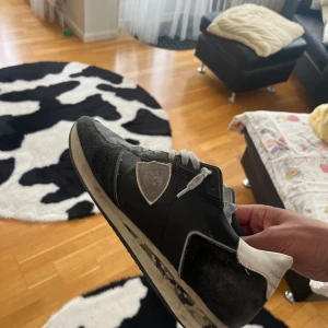 Philippe Model trpx  - Tjena, säljer ett par feta Philippe model trpx då de inte kommer till användning. De är rätt så använda men har liv kvar i sig. Sulan har släppt lite vid hälen men med det är inget man märker samt en enkel fix man kan göra hemma. Köpta på miinto och box finns.