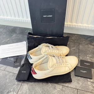 Saint Laurent SL/01 - Säljer ett par feta Saint Laurent sneakers i storlek 43. Skicket på skorna är hyfsat bra vilket man kan se på bild. Kvitto medföljer! Nypris 7000kr!