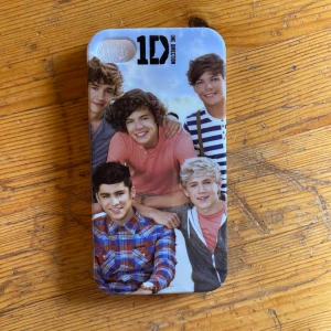 One Direction mobilskal(iPhone 4) - Båda för 35 eller 15kr/styck! Dessa är aldrig använda utan endast köpta bara för att göra fangirlen i mig lycklig😁 dessa passar på en iPhone 4. 
