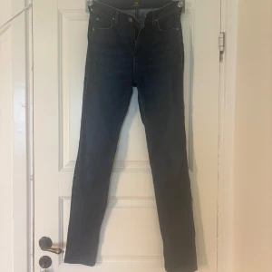 Mörkblå skinny jeans från Lee - Säljer ett par mörkblå skinny jeans från Lee🌸