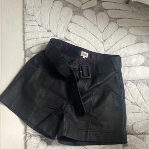 Svarta skinnshorts med bälte - Super snygga läder shorts från Twist&tango