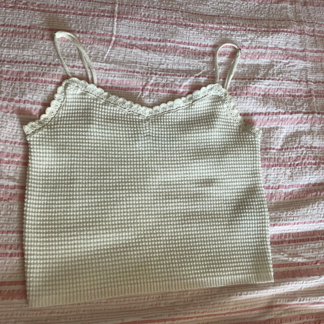 Vit ribbad croppad linnetopp - 1