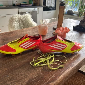 Adidas F50 Adizero - Säljer dessa gamla Adidas F50 Adizero i storlek 45 1/3. Skorna är i en sällsynt äldre modell som är väldigt eftertraktad och i mycket bra skick. Detta är den professionella modellen, dvs den dyraste mest kvalitativa!
