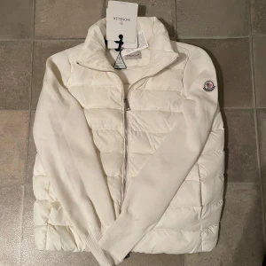 Vit Moncler Cardigan - tjenare, säljer en helt ny (eftertraktad)) Moncler cardigan i färgen vit. jackan är i storlek S (dam) och har du frågor är de bara att höra av sig✌️