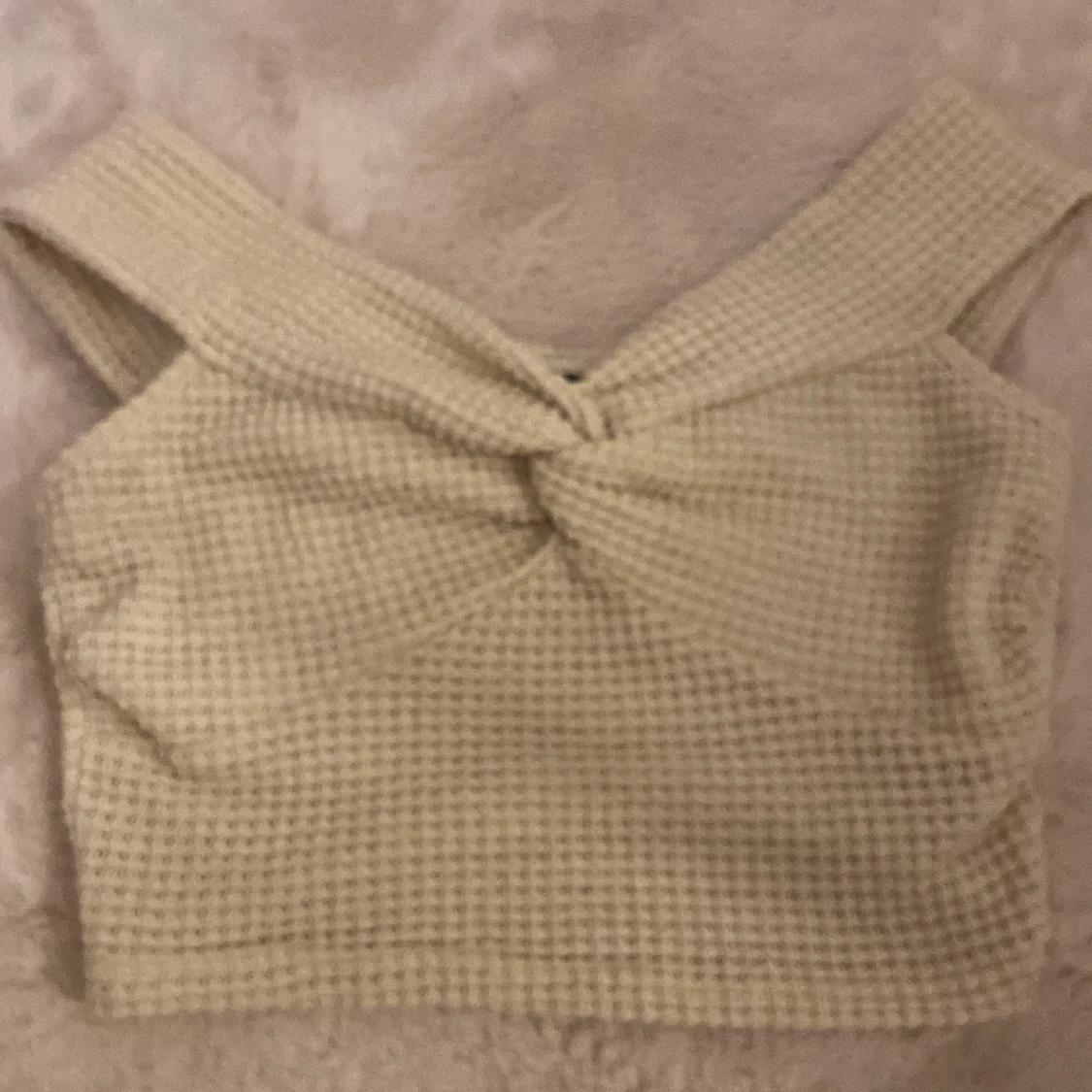 Beige croppad stickad topp