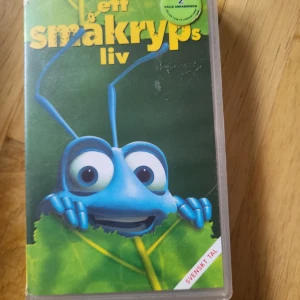 En Småkryps Liv VHS  - 5 vhs för 65kr  Catagory: Barn filmar Older: 7år Tal: Svenska Längd: 95min  Please note that VHS tapes naturally degrade overtime even with proper care, therefore I cannot guarantee the condition of the tape's quality.  Pick up Obbola, can be brought to ica maxi, nus, vasaplan, or capio hc dragonen. Shipping avaible