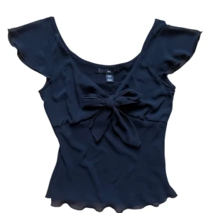 Vintage y2k Svart blus med rosett från H&M - Svart mesh topp från gammal h&m.  Strl XS. Knyts där fram. 