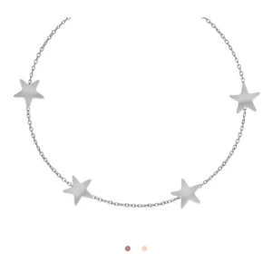 Edblad halsband med stjärnor i silver - Supersnyggt halsband från Edblad i rostfritt stål med fem små stjärnor längs en tunn silverfärgad kedja. Perfekt för dig som gillar minimalistiska smycken med en cool twist. Kedjan är diskret men stjärnorna ger ett unikt uttryck.
