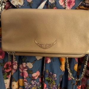 Väska från Zadig & Voltaire - Intressekoll på min fina väskafrån Zadig & Voltaire - då den inte kommer till användning. Andvänd ett fåtal gånger och i mycket bra skick! Pris disskuterbart vid snabb affär. Modellen heter Rock Clutch och nypris är ca 4000kr 💗🌸☺️