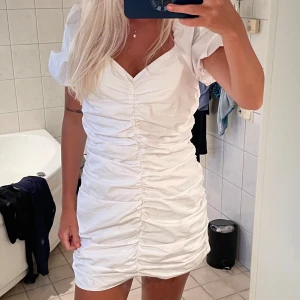 Klänning - Passar till allt! Student, mottagning, midsommar eller nån fin middag. Klänningen är ifrån NA-KD! Mycket bra skick