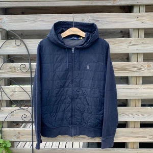 Polo Ralph Lauren Cardigan - Säljer denna asfeta Cardigan Från Ralph Lauren. Storlek M men är liten i storleken och passar mer som en XS/S. Fint skick. Sista bilden är en tagen bild för att visa hur den ser ut i bättre ljus. Hör gärna av er vid funderingar🙌