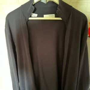 Mörkblå kofta från Selected Homme - En stilren mörkblå kofta från märket Selected Homme. Det är en helzip och i princip ny då jag aldrig riktigt tyckt den passat mig särskilt bra. Den är för liten på mig och därför säljer jag den. Hör gärna av dig vid frågor! Priset är diskutabelt💸