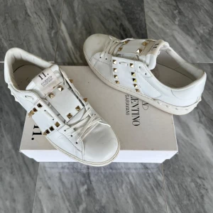 Valentino skor - Valentino Rockstud - Skick: Använda 3 gånger - Tillbehör: Valentino dustbag - Nypris: 6000kr - TrendWardrobe